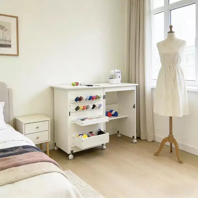 Klappbarer Nähtisch mit Rollen, Ablageflächen, Ablageschalen, Holzdübeln für Arbeit und Zuhause