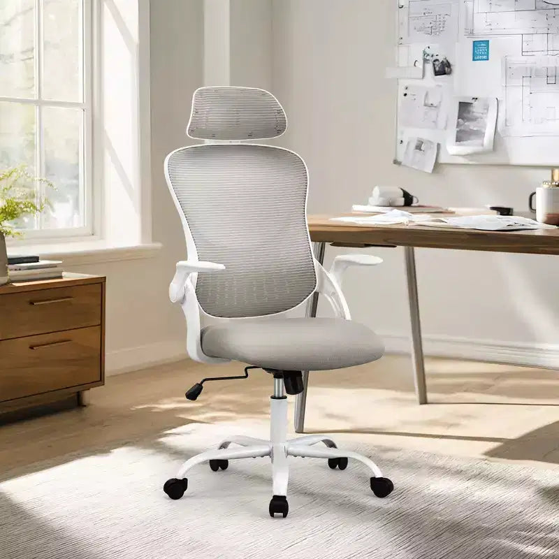 Ergonomischer Bürostuhl mit hoher Rückenlehne, verstellbarer Kopfstütze, hochklappbaren Armlehnen und drehbarem Fußkreuz