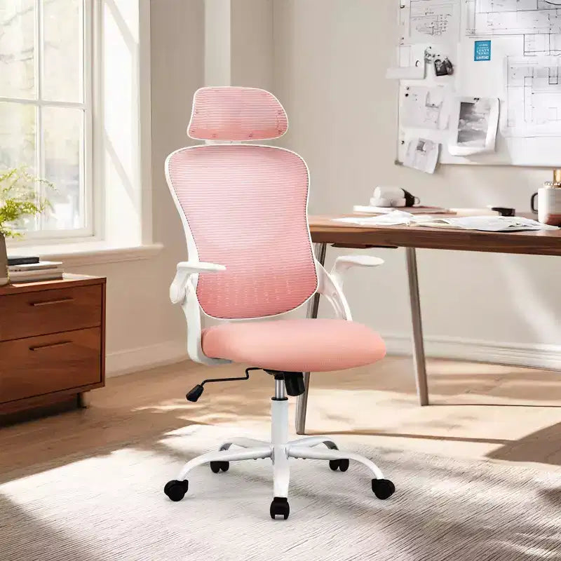 Ergonomischer Bürostuhl mit hoher Rückenlehne, verstellbarer Kopfstütze, hochklappbaren Armlehnen und drehbarem Fußkreuz
